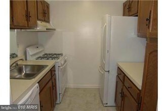 5823 Cove Landing Rd-Unit -203 in Burke, VA - Building Photo - Building Photo