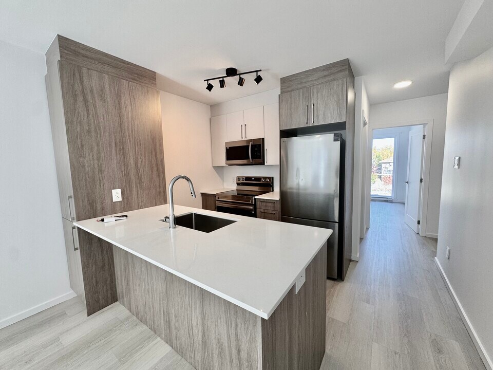 15 Guizot Rue E in Montréal, QC - Building Photo