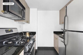 60 E 8th St in New York, NY - Building Photo - Building Photo
