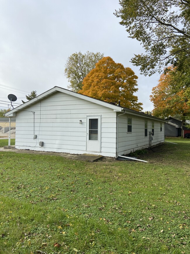 404 W Livingston St, Unit Unit B in Fairbury, IL - Building Photo - Building Photo