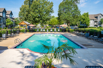 Oak Hollow Apartments in Southaven, MS - Foto de edificio - Building Photo