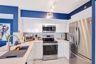 1155 Brickell Bay Dr, Unit 403 in Miami, FL - Building Photo - Building Photo