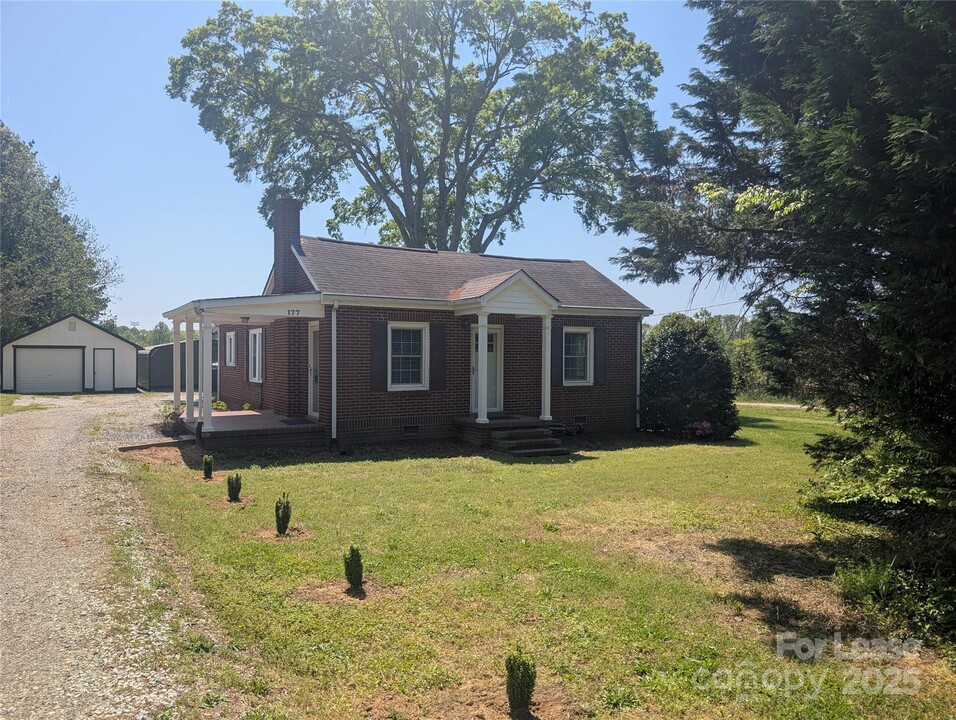 177 Rinehardt Rd in Mooresville, NC - Foto de edificio