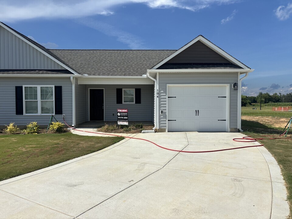 104 Berkshire Cir in Dunn, NC - Building Photo