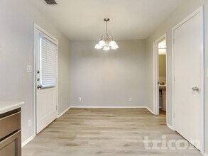 2615 Thunder Gulch in San Antonio, TX - Building Photo - Building Photo