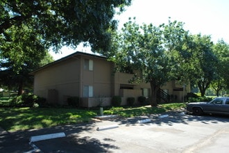 Cinnamon Village in Chico, CA - Foto de edificio - Building Photo