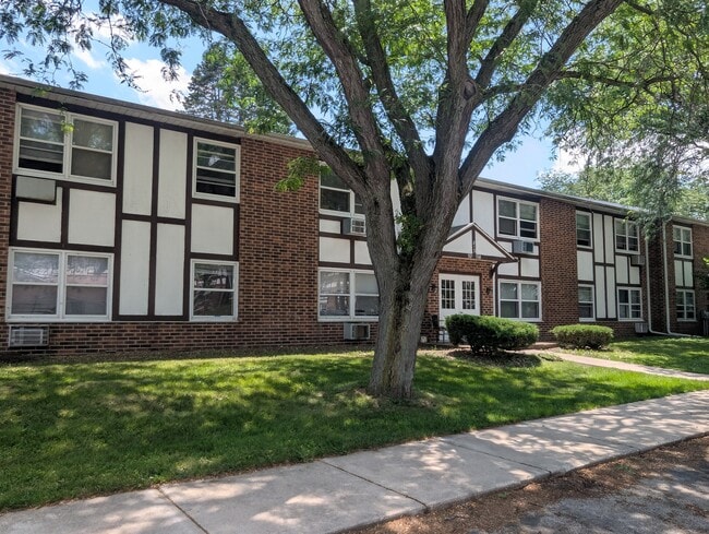 Ashbury Court in Dekalb, IL - Foto de edificio - Building Photo