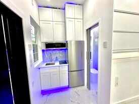 196 Danforth Ave, Unit Tiny Home in Jersey City, NJ - Building Photo