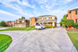 6525 Avondale Dr in Nichols Hills, OK - Foto de edificio - Building Photo