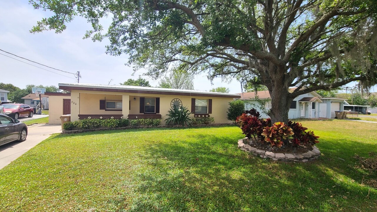 720 W Tropicana Ct in Kissimmee, FL - Building Photo