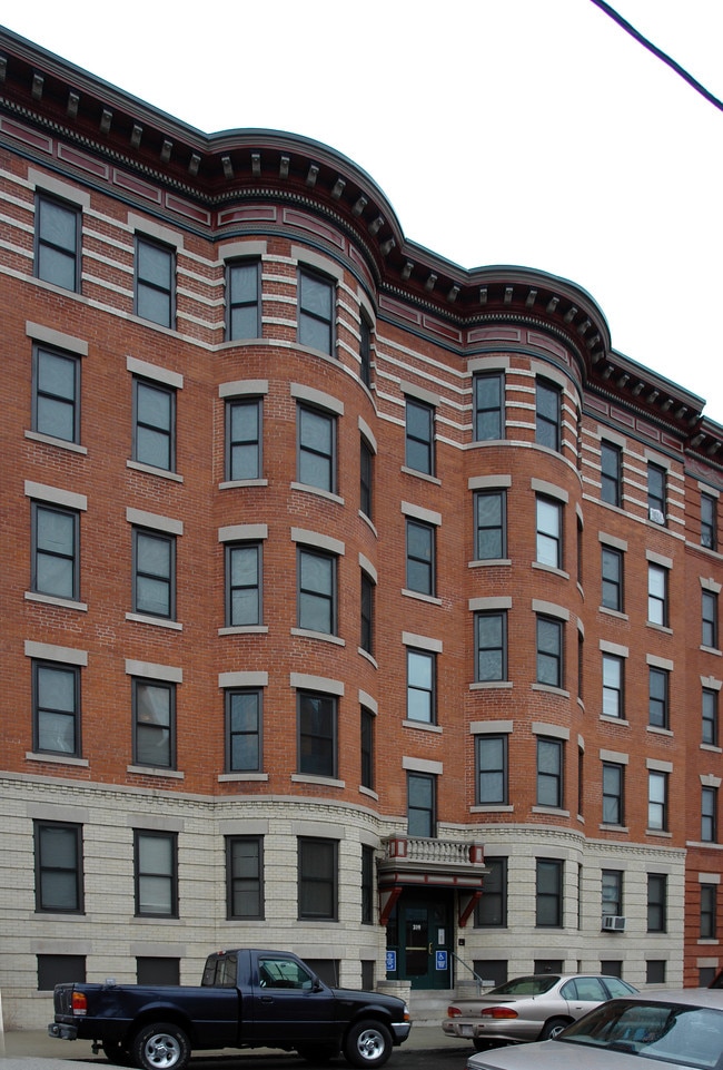 319 Chestnut St in Holyoke, MA - Foto de edificio - Building Photo