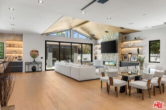 13463 Chandler Blvd in Los Angeles, CA - Building Photo - Building Photo