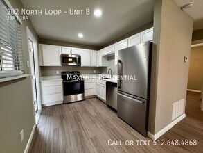 202 W N Loop Blvd in Austin, TX - Building Photo - Building Photo