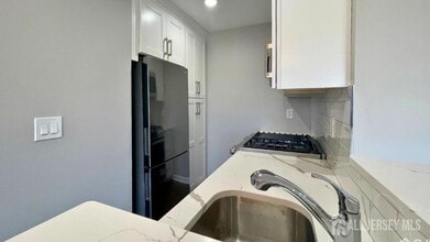 336 Cozzens Ct in East Brunswick, NJ - Building Photo - Building Photo