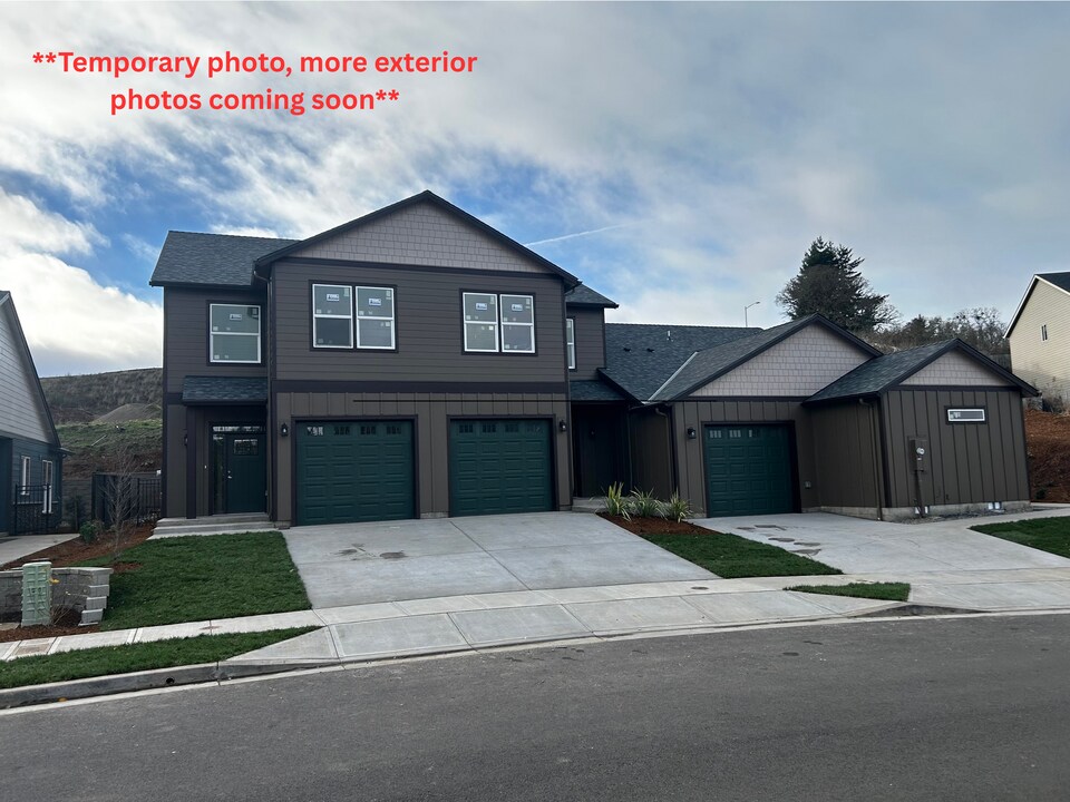 5783 Joynak St S in Salem, OR - Foto de edificio