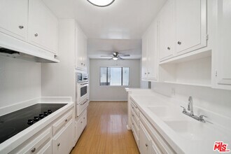 7032 Lanewood Ave in Los Angeles, CA - Building Photo - Building Photo
