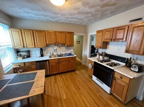 24 Ellington Rd in Somerville, MA - Building Photo - Building Photo