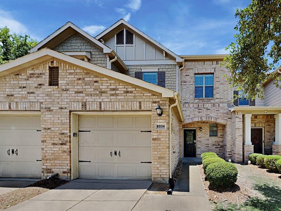 8034 Singing Sonnet Ln in Houston, TX - Building Photo