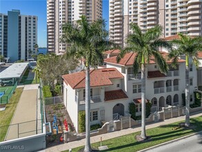 2110 W First St in Ft. Myers, FL - Foto de edificio - Building Photo