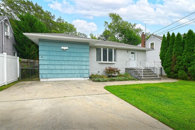 38 Juanita Ave in Huntington, NY - Building Photo - Building Photo