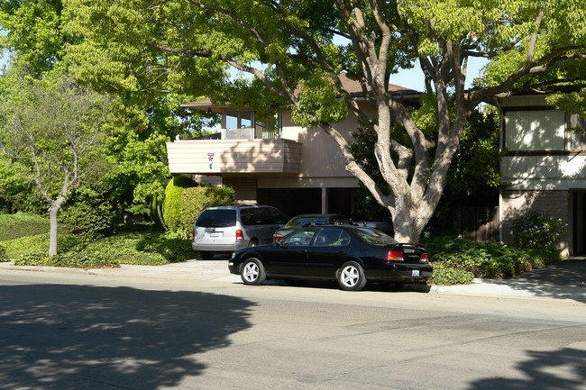 220 Linfield Dr in Menlo Park, CA - Foto de edificio - Building Photo