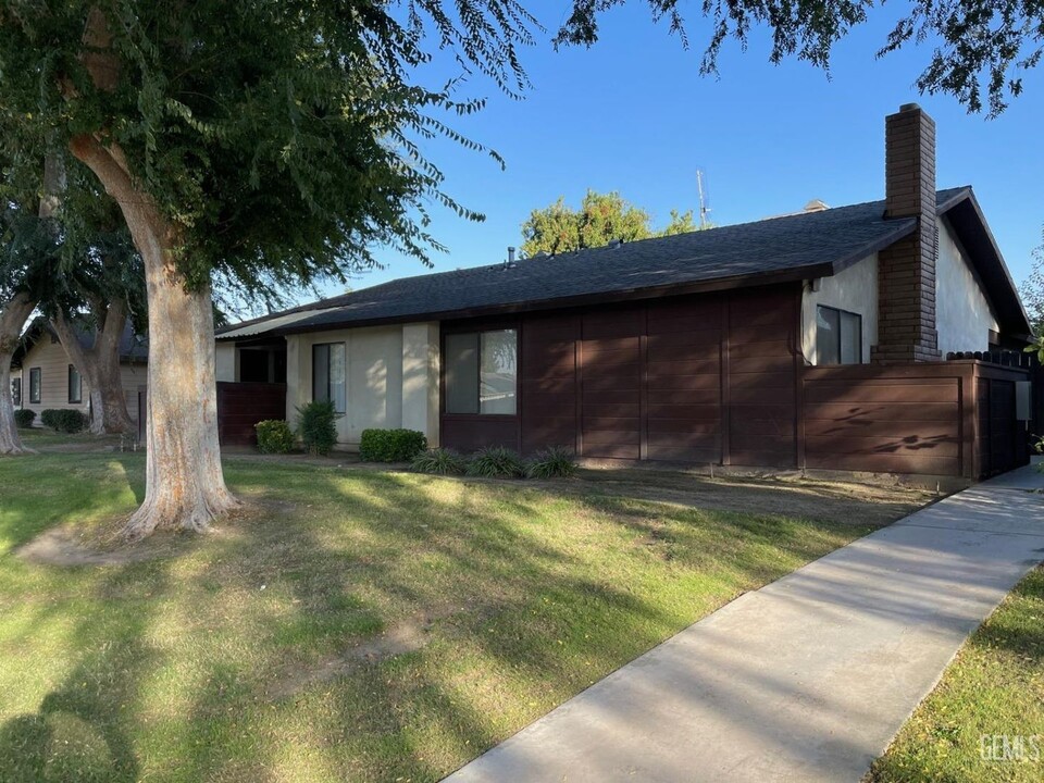 6908 N Half Moon Dr in Bakersfield, CA - Building Photo