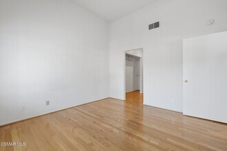 4240 Lost Hills Rd in Agoura Hills, CA - Foto de edificio - Building Photo