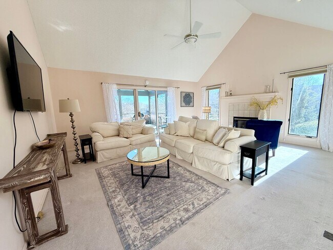 104 Highview Ln in Flat Rock, NC - Building Photo - Building Photo