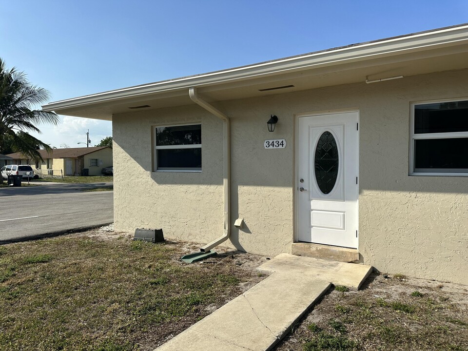 3434 State St in Lake Worth Beach, FL - Building Photo