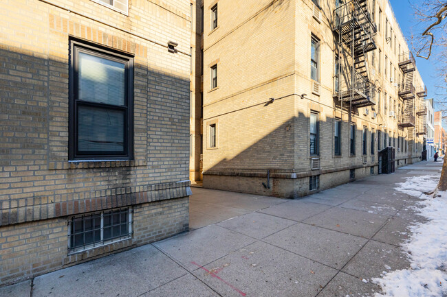 34-26 41st St in Long Island City, NY - Foto de edificio - Building Photo