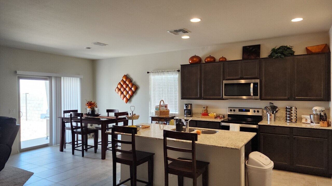24615 W Flores Dr in Buckeye, AZ - Foto de edificio