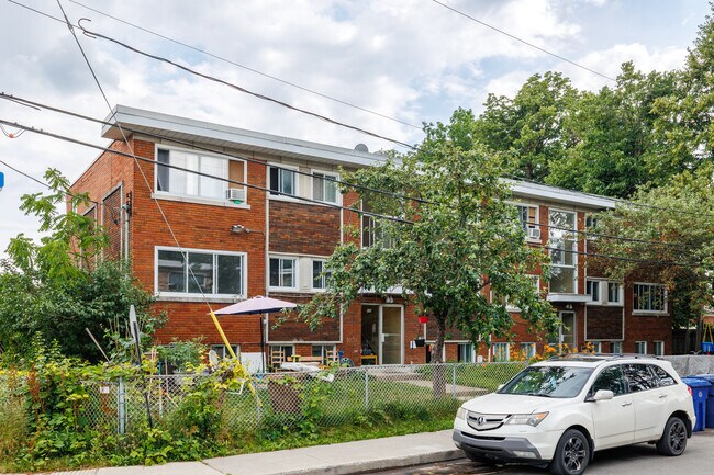 572 2E Rue in Laval, QC - Building Photo - Primary Photo