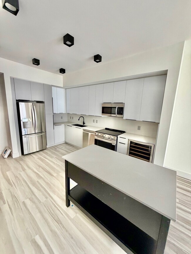 18631 NE 25th Pl, Unit 601 in Miami, FL - Foto de edificio - Building Photo