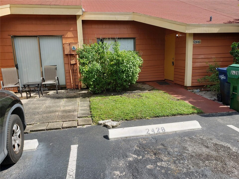 2428 NW 55th Terrace in Lauderhill, FL - Building Photo