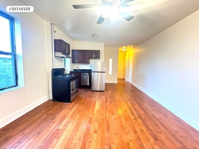 145 Borinquen Pl in Brooklyn, NY - Building Photo - Building Photo