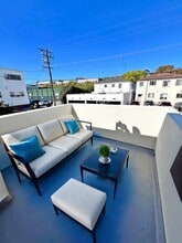 349 N Palm Dr in Beverly Hills, CA - Building Photo - Building Photo