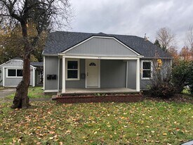 412 W Umpqua St in Roseburg, OR - Building Photo