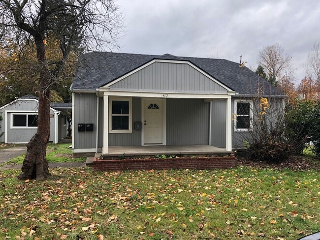 property at 412 W Umpqua St