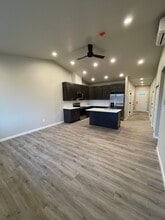 5702 79th St W, Unit B in Lakewood, WA - Foto de edificio - Building Photo