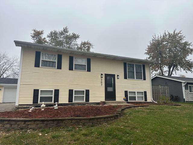 207 Pacific Dr in Bolingbrook, IL - Building Photo