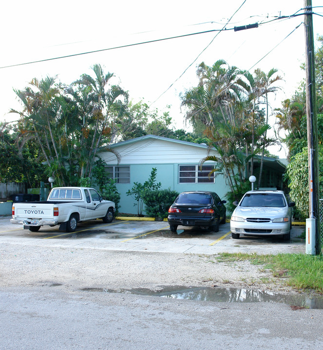 1048 NE 128th St in Miami, FL - Building Photo