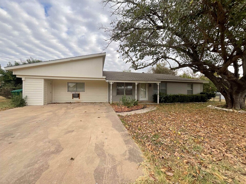 1105 Ash Dr in Marble Falls, TX - Building Photo