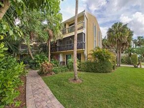 995 9th Ave S in Naples, FL - Building Photo - Building Photo