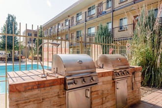 Courtyard at Cherry Creek in Denver, CO - Building Photo - Building Photo