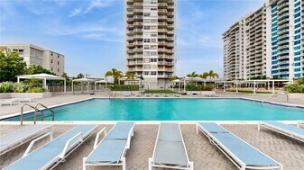 18011 Biscayne Blvd in Aventura, FL - Building Photo