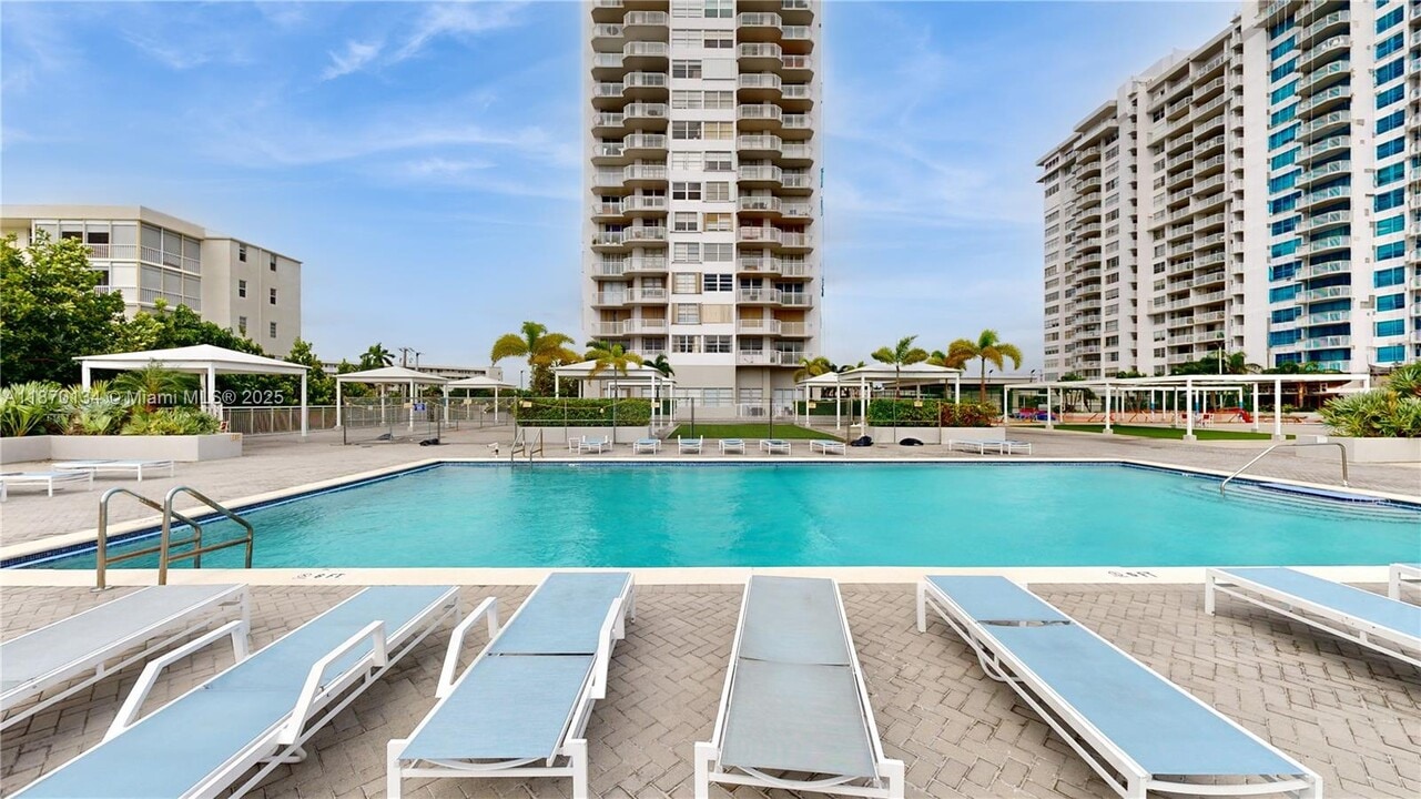 18011 Biscayne Blvd in Aventura, FL - Building Photo
