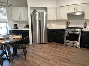 1104 Buffalo Gap Rd in Austin, TX - Foto de edificio - Building Photo