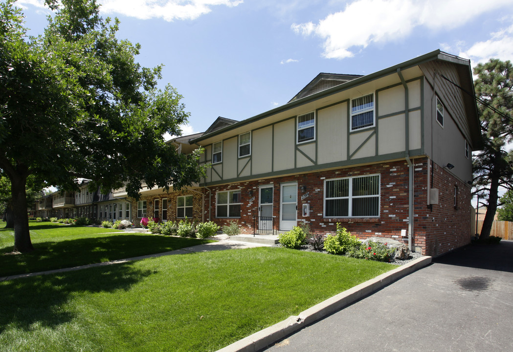 Iris Street Townhomes in Denver, CO - Building Photo