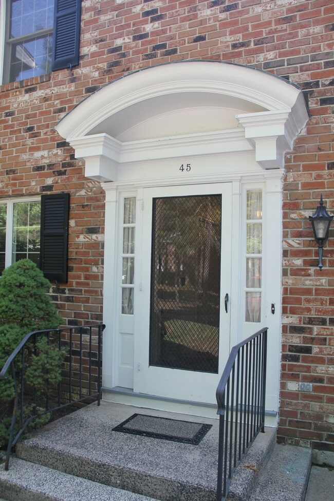 45 Tunxis Vlg, Unit 45 in Farmington, CT - Building Photo - Building Photo