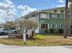 2004 Lake Osborne Dr, Unit 4 in Lake Worth Beach, FL - Building Photo